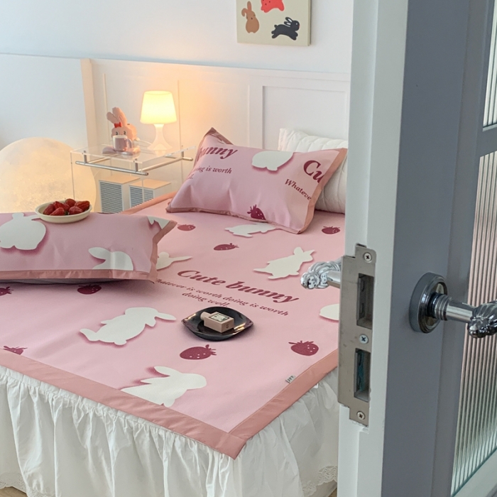 91家纺网 家纺一手货源 找家纺 昔可 2023新款高端数码冰藤席床席款凉席 草莓小兔