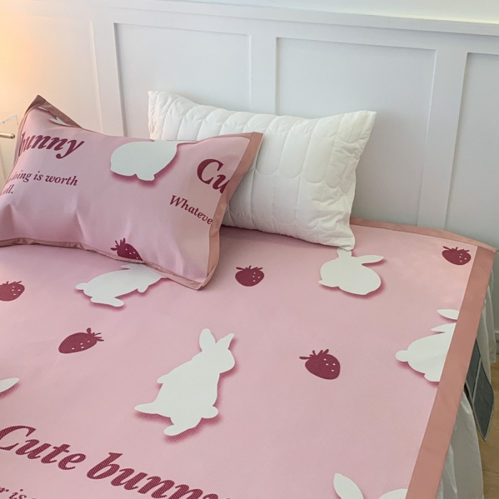 91家纺网 家纺一手货源 找家纺 昔可 2023新款高端数码冰藤席床席款凉席 草莓小兔