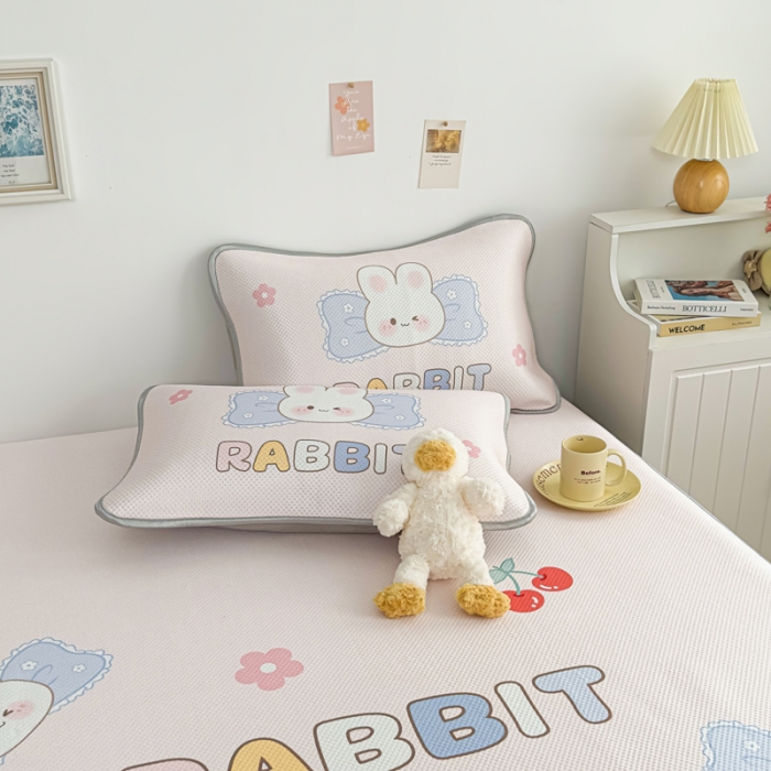 91家纺网 家纺一手货源 找家纺 慕尚 2025新款满天星云感丝工艺席 布丁兔（床笠款）