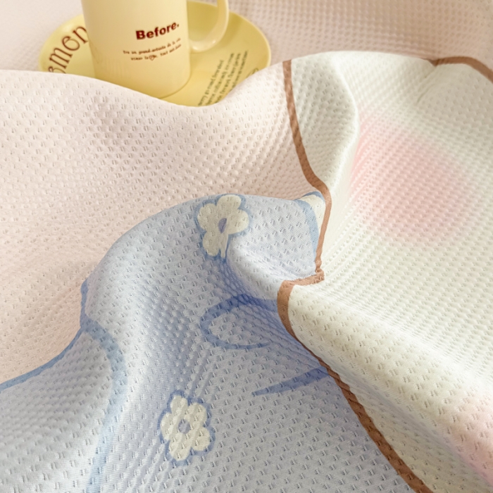 91家纺网 家纺一手货源 找家纺 慕尚 2025新款满天星云感丝工艺席 布丁兔（床笠款）