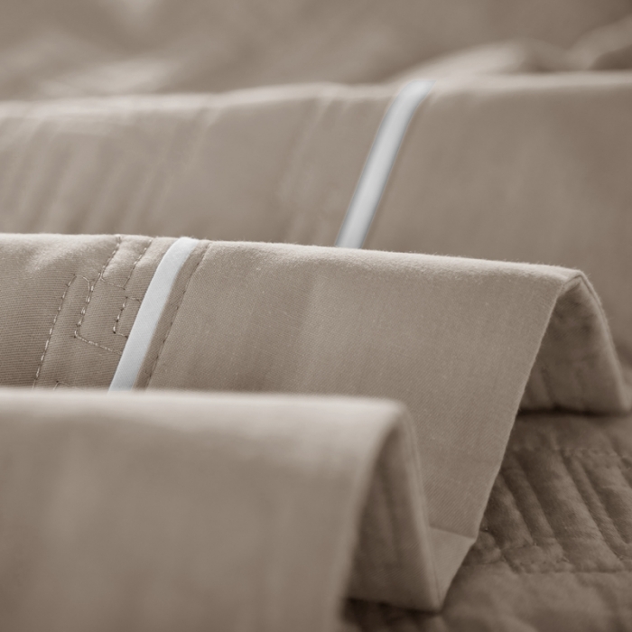 91家纺网 家纺一手货源 找家纺 优乐2023新款唐顿夹棉枕头套 唐顿-都市驼