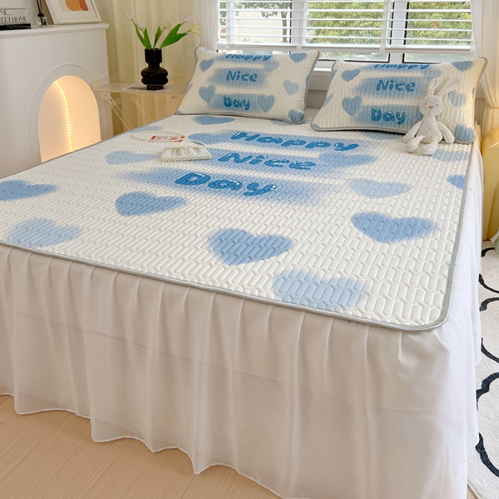 91家纺网 家纺一手货源 找家纺 慕尚 2025新款花边凉感丝乳胶凉席床席床裙款 ins爱心-场景二