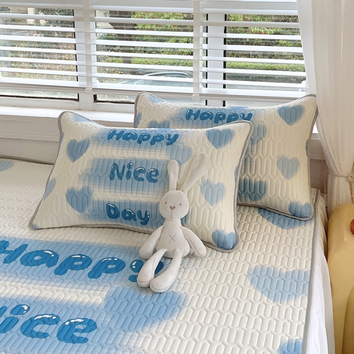 91家纺网 家纺一手货源 找家纺 慕尚 2025新款花边凉感丝乳胶凉席床席床裙款 ins爱心-场景二