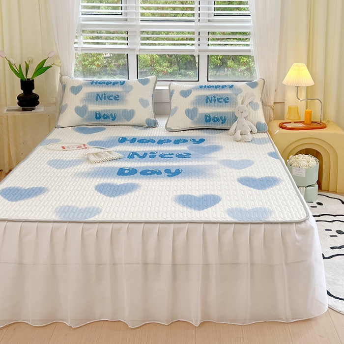 91家纺网 家纺一手货源 找家纺 慕尚 2025新款花边凉感丝乳胶凉席床席床裙款 ins爱心-场景二