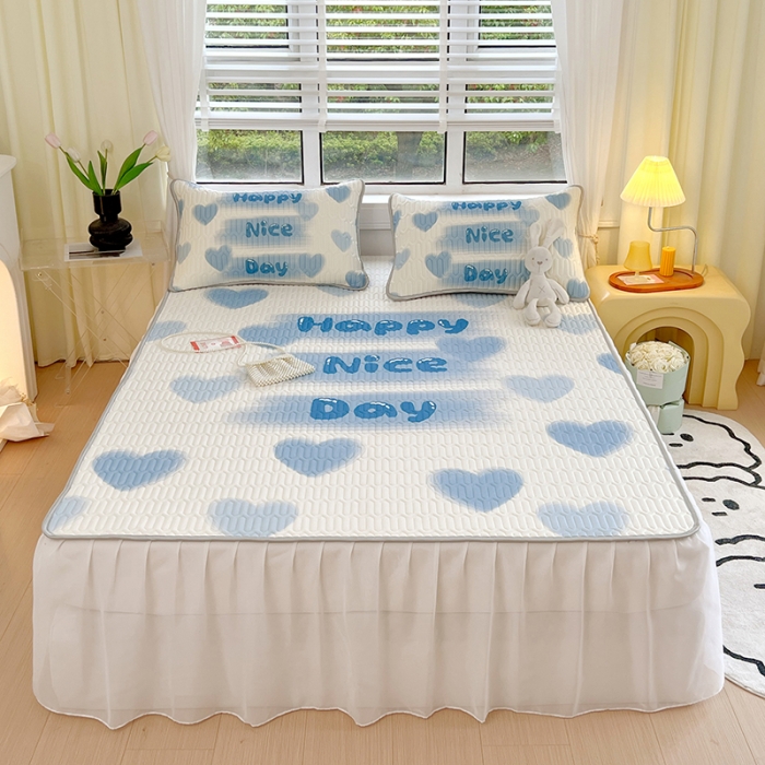 91家纺网 家纺一手货源 找家纺 慕尚 2025新款花边凉感丝乳胶凉席床席床裙款 ins爱心-场景二