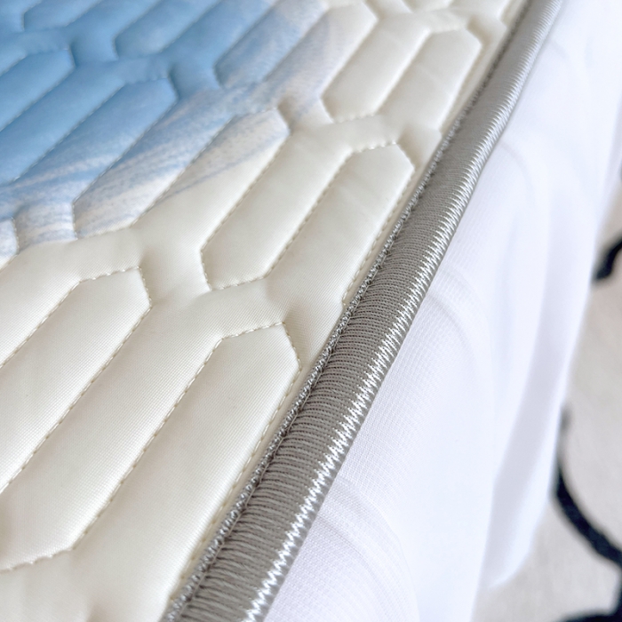 91家纺网 家纺一手货源 找家纺 慕尚 2025新款花边凉感丝乳胶凉席床席床裙款 ins爱心-场景二