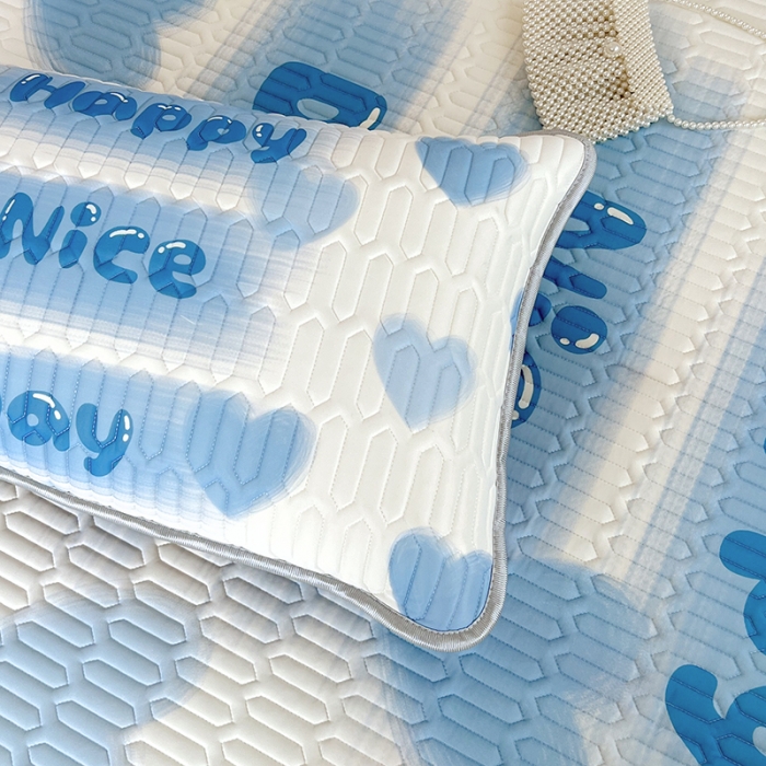 91家纺网 家纺一手货源 找家纺 慕尚 2025新款花边凉感丝乳胶凉席床席床裙款 ins爱心-场景二