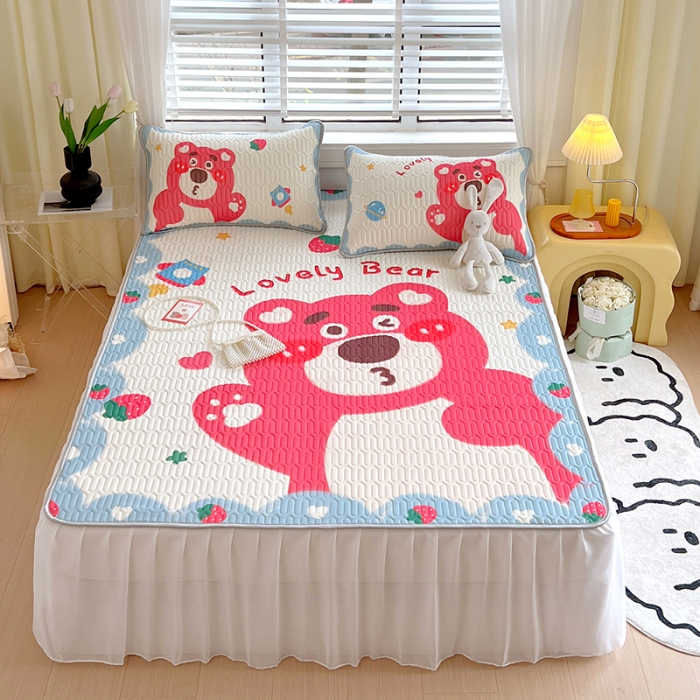 91家纺网 家纺一手货源 找家纺 慕尚 2025新款花边凉感丝乳胶凉席床席床裙款 草莓熊