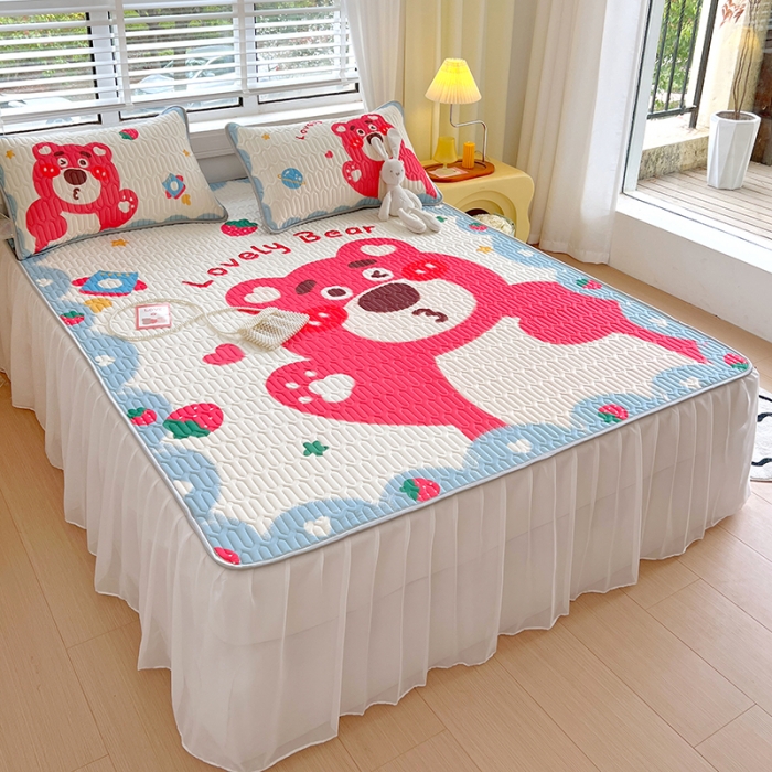 91家纺网 家纺一手货源 找家纺 慕尚 2025新款花边凉感丝乳胶凉席床席床裙款 草莓熊