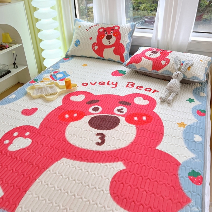 91家纺网 家纺一手货源 找家纺 慕尚 2025新款花边凉感丝乳胶凉席床席床裙款 草莓熊-场景二