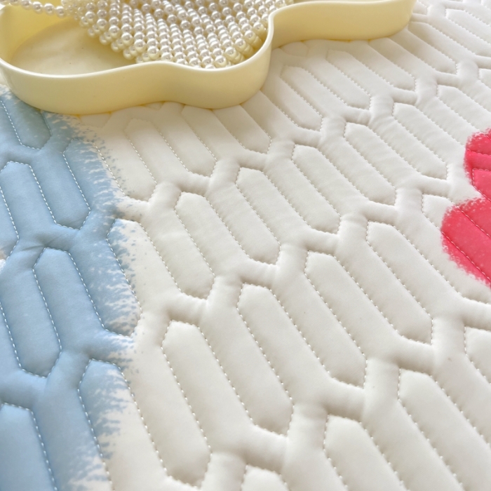 91家纺网 家纺一手货源 找家纺 慕尚 2025新款花边凉感丝乳胶凉席床席床裙款 草莓熊-场景二