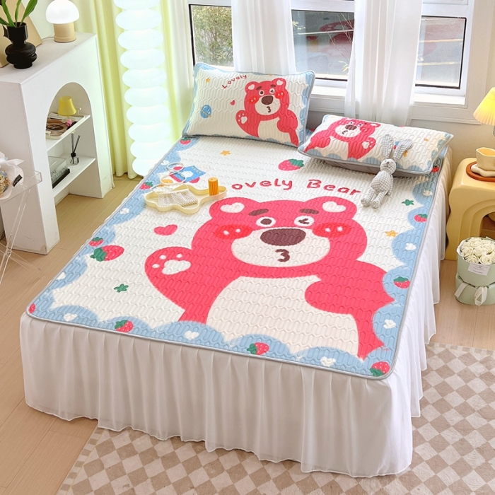 91家纺网 家纺一手货源 找家纺 慕尚 2025新款花边凉感丝乳胶凉席床席床裙款 草莓熊-场景二