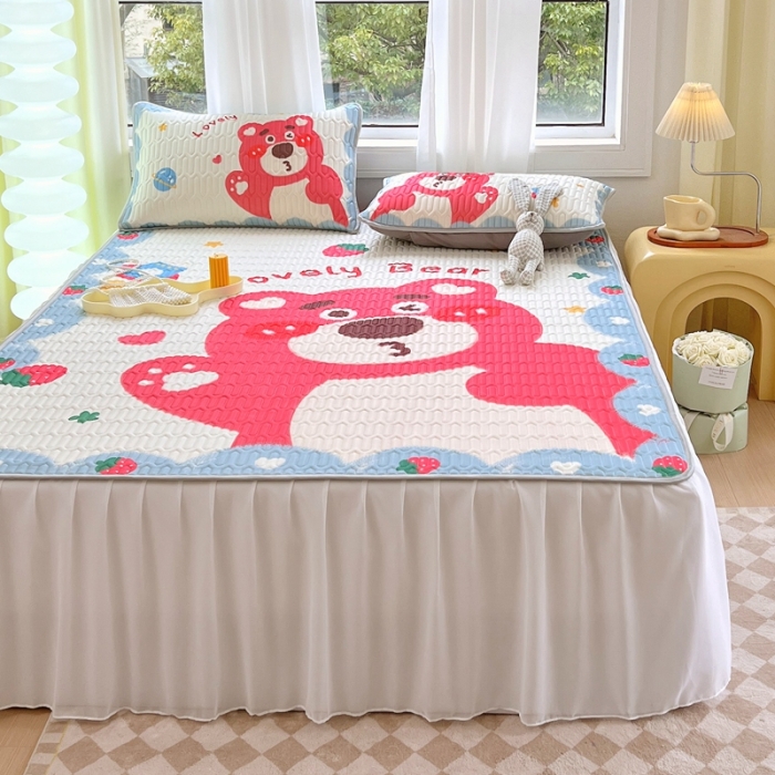 91家纺网 家纺一手货源 找家纺 慕尚 2025新款花边凉感丝乳胶凉席床席床裙款 草莓熊-场景二