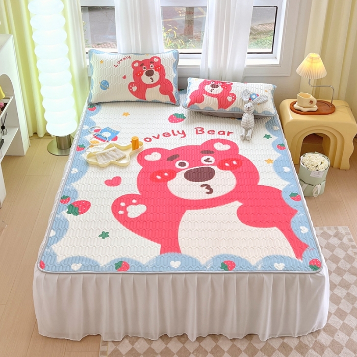 91家纺网 家纺一手货源 找家纺 慕尚 2025新款花边凉感丝乳胶凉席床席床裙款 草莓熊-场景二