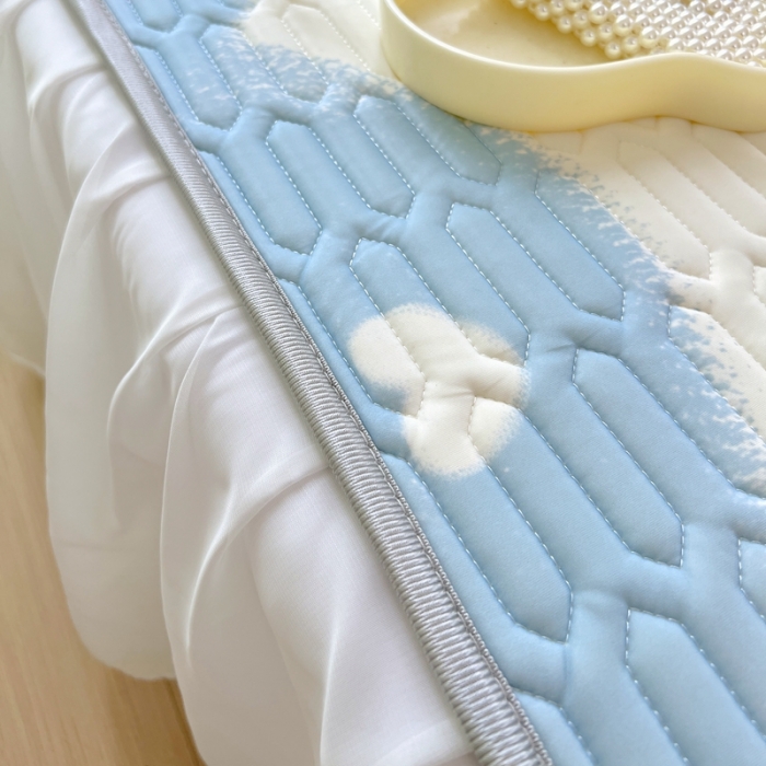 91家纺网 家纺一手货源 找家纺 慕尚 2025新款花边凉感丝乳胶凉席床席床裙款 草莓熊-场景二