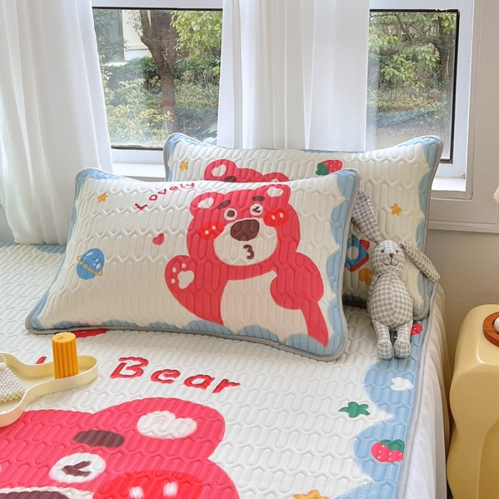 91家纺网 家纺一手货源 找家纺 慕尚 2025新款花边凉感丝乳胶凉席床席床裙款 草莓熊-场景二