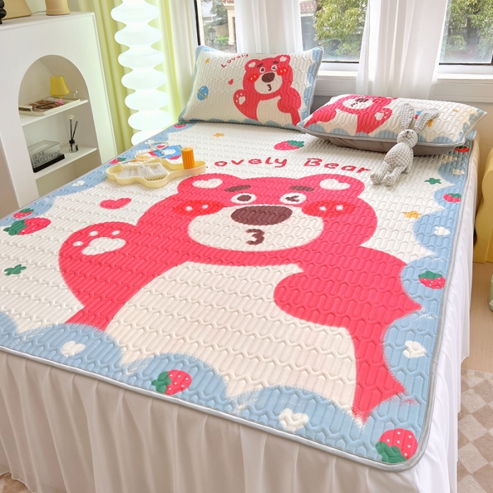 91家纺网 家纺一手货源 找家纺 慕尚 2025新款花边凉感丝乳胶凉席床席床裙款 草莓熊-场景二