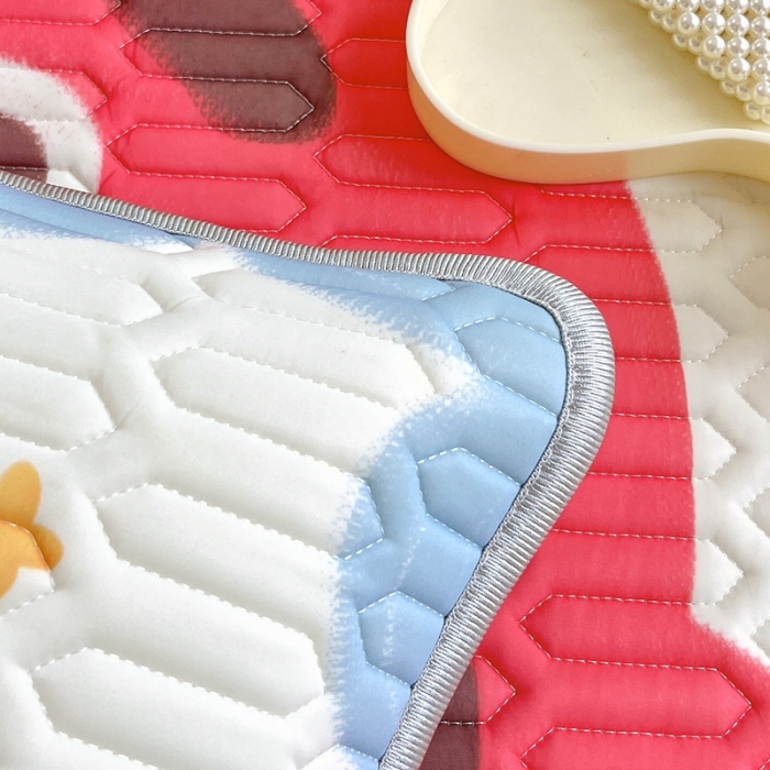 91家纺网 家纺一手货源 找家纺 慕尚 2025新款花边凉感丝乳胶凉席床席床裙款 草莓熊-场景二