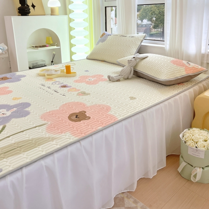 91家纺网 家纺一手货源 找家纺 慕尚 2025新款花边凉感丝乳胶凉席床席床裙款 笨笨熊