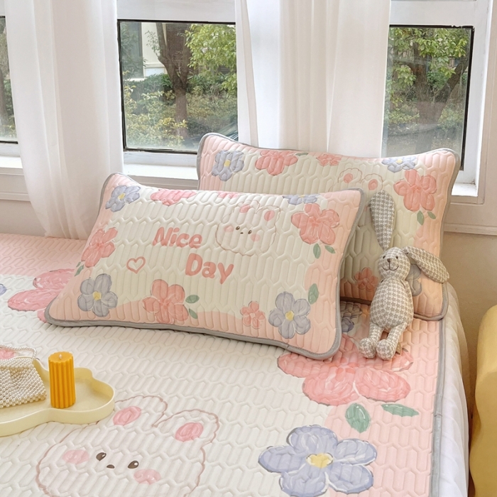 91家纺网 家纺一手货源 找家纺 慕尚 2025新款花边凉感丝乳胶凉席床席床裙款 花田小兔