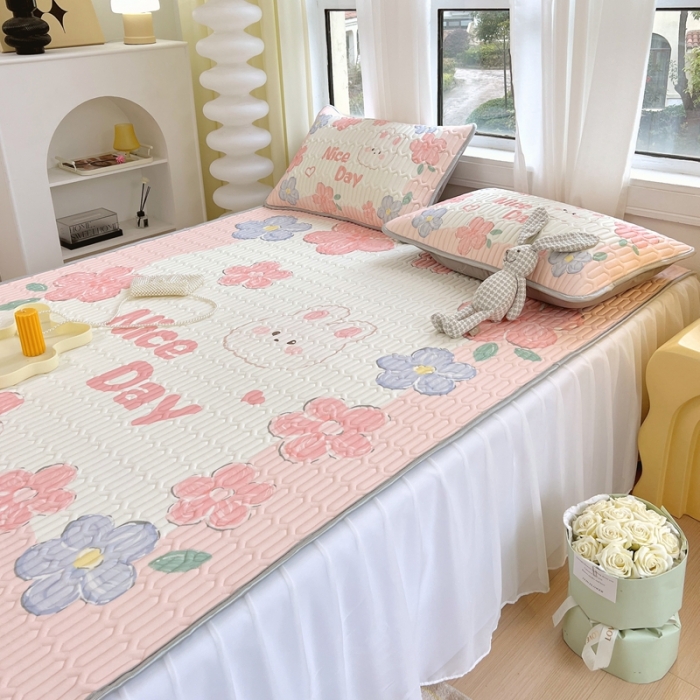 91家纺网 家纺一手货源 找家纺 慕尚 2025新款花边凉感丝乳胶凉席床席床裙款 花田小兔