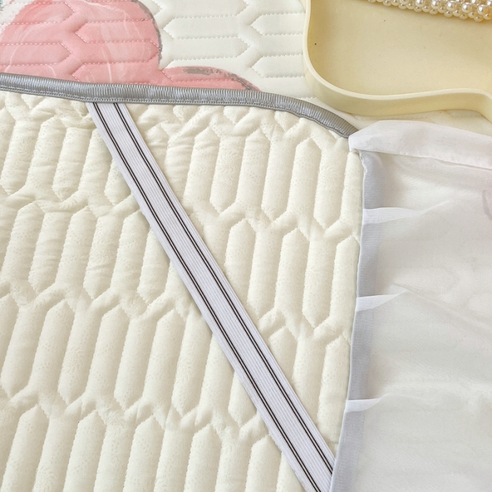 91家纺网 家纺一手货源 找家纺 慕尚 2025新款花边凉感丝乳胶凉席床席床裙款 花田小兔