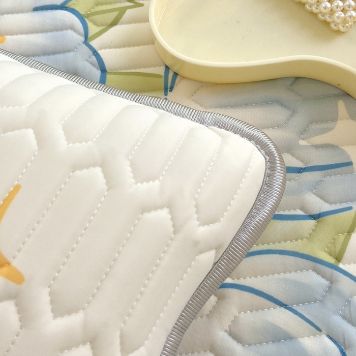 91家纺网 家纺一手货源 找家纺 慕尚 2025新款花边凉感丝乳胶凉席床席床裙款 蓝斯兔