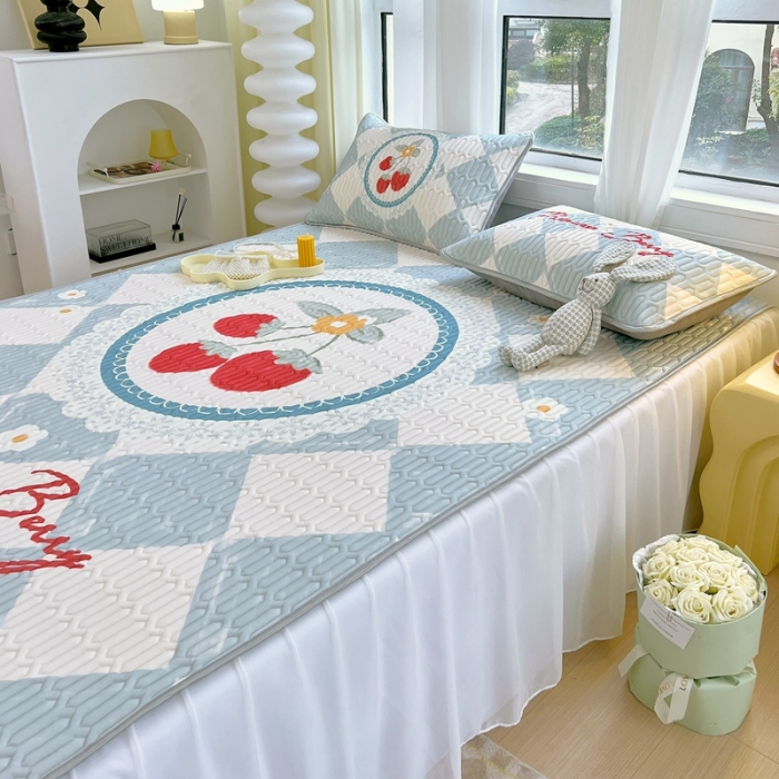 91家纺网 家纺一手货源 找家纺 慕尚 2025新款花边凉感丝乳胶凉席床席床裙款 轻奢草莓