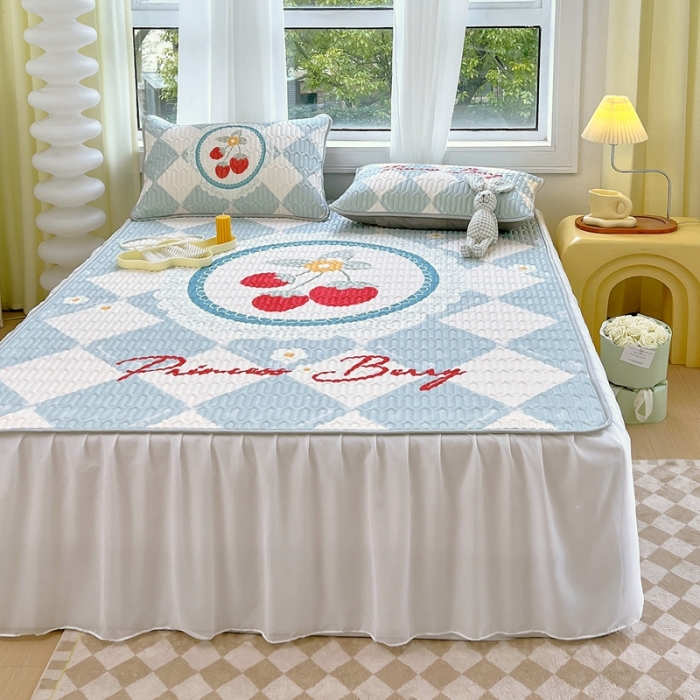 91家纺网 家纺一手货源 找家纺 慕尚 2025新款花边凉感丝乳胶凉席床席床裙款 轻奢草莓