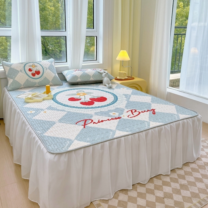 91家纺网 家纺一手货源 找家纺 慕尚 2025新款花边凉感丝乳胶凉席床席床裙款 轻奢草莓