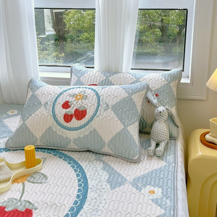 91家纺网 家纺一手货源 找家纺 慕尚 2025新款花边凉感丝乳胶凉席床席床裙款 轻奢草莓