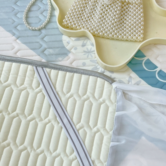 91家纺网 家纺一手货源 找家纺 慕尚 2025新款花边凉感丝乳胶凉席床席床裙款 轻奢草莓