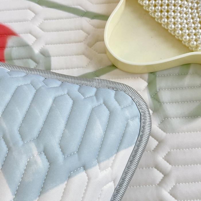 91家纺网 家纺一手货源 找家纺 慕尚 2025新款花边凉感丝乳胶凉席床席床裙款 轻奢草莓