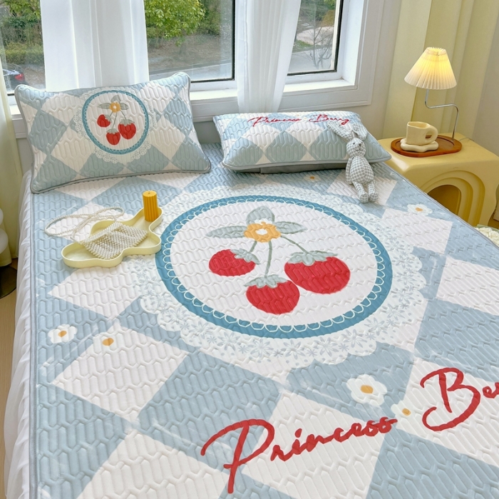 91家纺网 家纺一手货源 找家纺 慕尚 2025新款花边凉感丝乳胶凉席床席床裙款 轻奢草莓