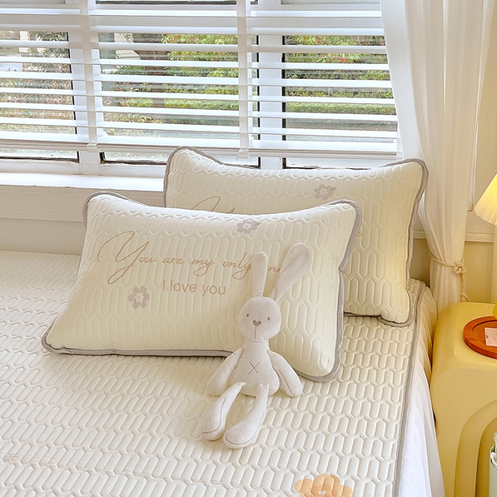 91家纺网 家纺一手货源 找家纺 慕尚 2025新款花边凉感丝乳胶凉席床席床裙款 清新花束