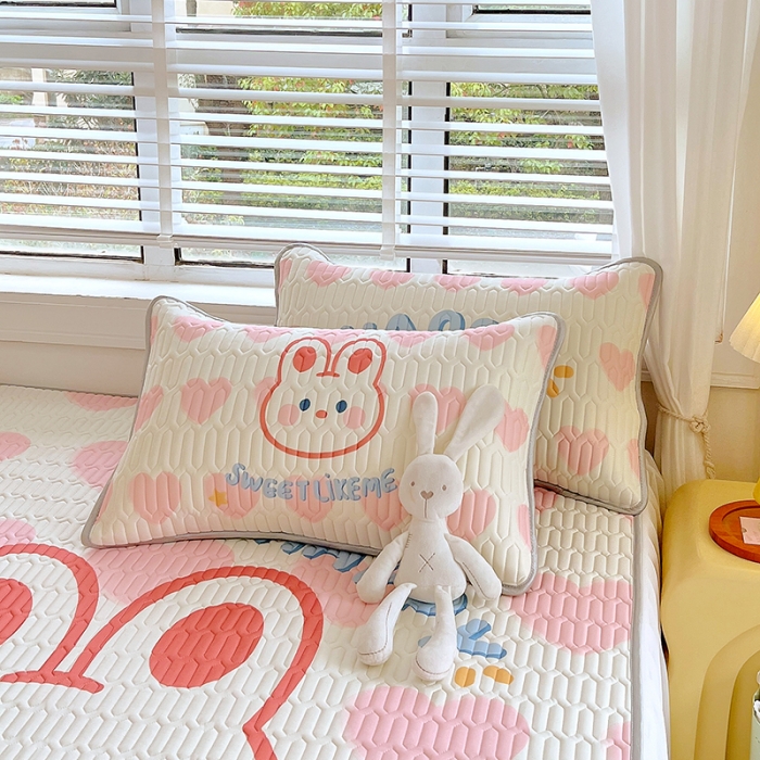 91家纺网 家纺一手货源 找家纺 慕尚 2025新款花边凉感丝乳胶凉席床席床裙款 甜美兔兔