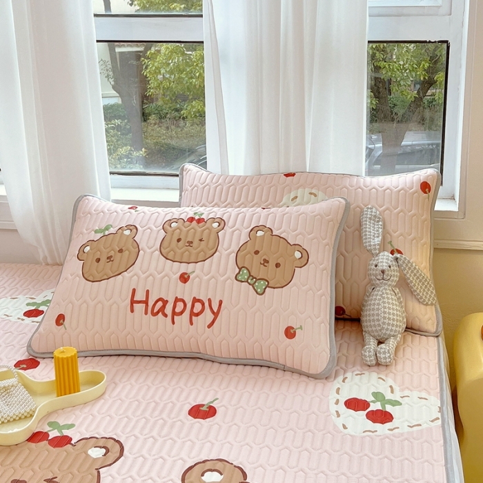 91家纺网 家纺一手货源 找家纺 慕尚 2025新款花边凉感丝乳胶凉席床席床裙款 维尼小熊