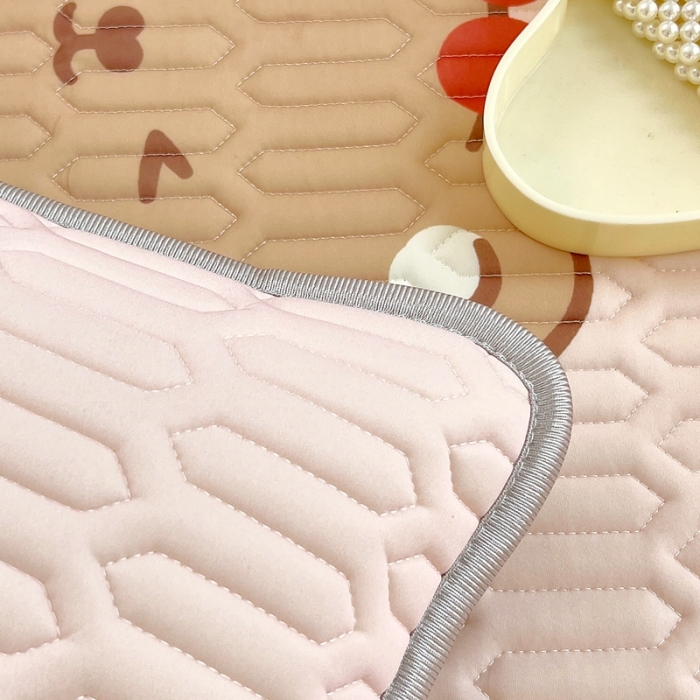 91家纺网 家纺一手货源 找家纺 慕尚 2025新款花边凉感丝乳胶凉席床席床裙款 维尼小熊