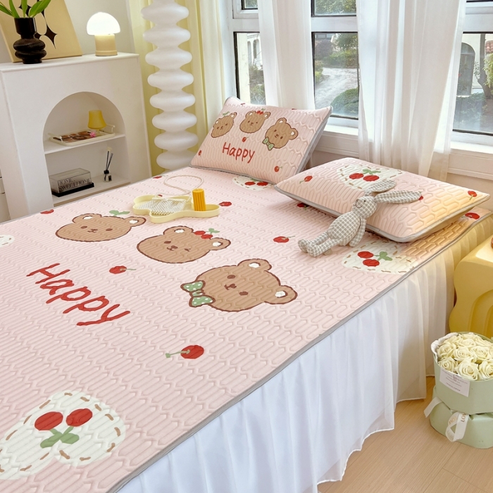 91家纺网 家纺一手货源 找家纺 慕尚 2025新款花边凉感丝乳胶凉席床席床裙款 维尼小熊