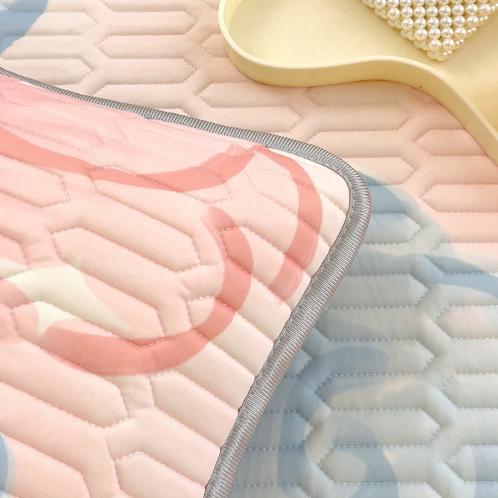 91家纺网 家纺一手货源 找家纺 慕尚 2025新款花边凉感丝乳胶凉席床席床裙款 夏日花语