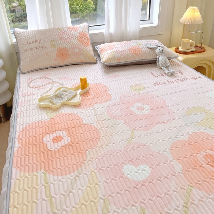 91家纺网 家纺一手货源 找家纺 慕尚 2025新款花边凉感丝乳胶凉席床席床裙款 小森物语