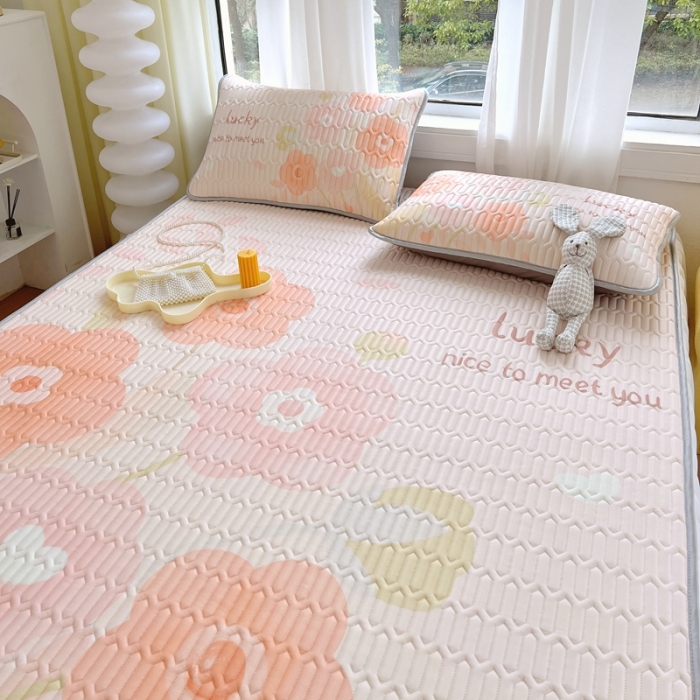 91家纺网 家纺一手货源 找家纺 慕尚 2025新款花边凉感丝乳胶凉席床席床裙款 小森物语