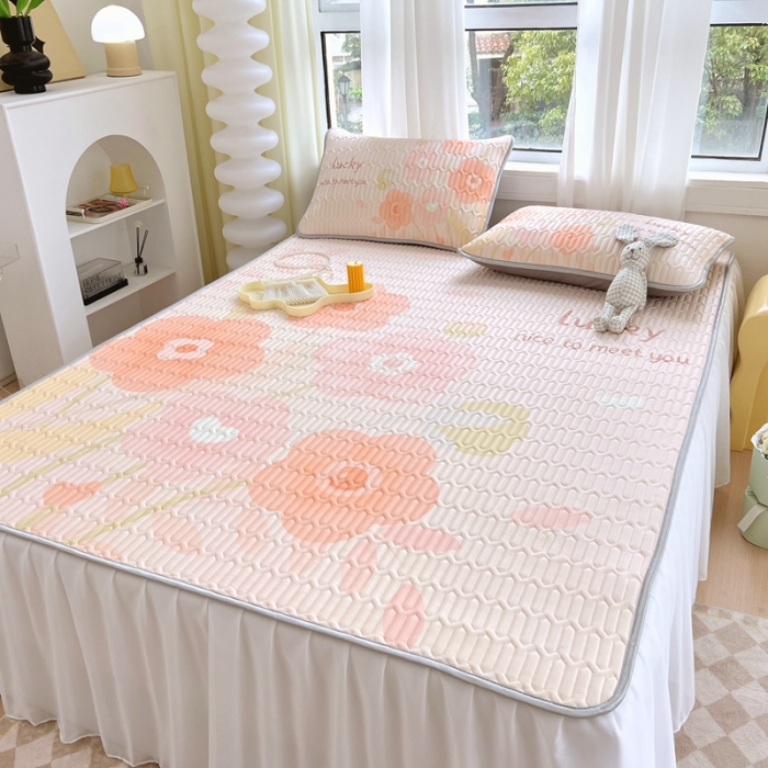 91家纺网 家纺一手货源 找家纺 慕尚 2025新款花边凉感丝乳胶凉席床席床裙款 小森物语