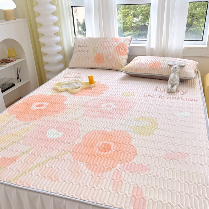 91家纺网 家纺一手货源 找家纺 慕尚 2025新款花边凉感丝乳胶凉席床席床裙款 小森物语