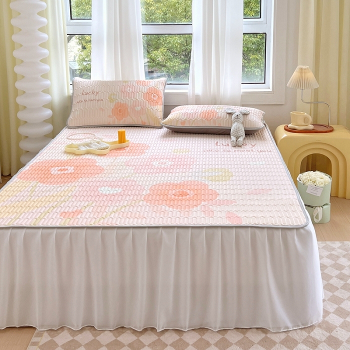 91家纺网 家纺一手货源 找家纺 慕尚 2025新款花边凉感丝乳胶凉席床席床裙款 小森物语