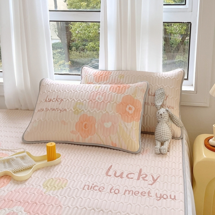 91家纺网 家纺一手货源 找家纺 慕尚 2025新款花边凉感丝乳胶凉席床席床裙款 小森物语