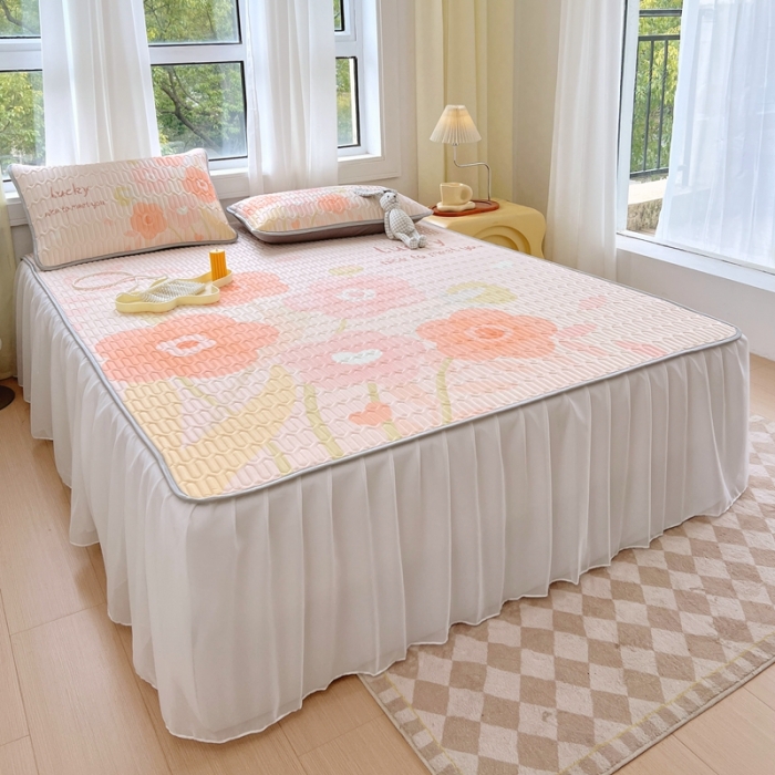 91家纺网 家纺一手货源 找家纺 慕尚 2025新款花边凉感丝乳胶凉席床席床裙款 小森物语