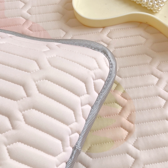 91家纺网 家纺一手货源 找家纺 慕尚 2025新款花边凉感丝乳胶凉席床席床裙款 小森物语