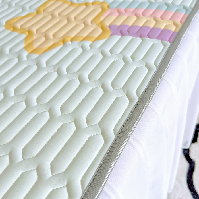 91家纺网 家纺一手货源 找家纺 慕尚 2025新款花边凉感丝乳胶凉席床席床裙款 幸运心