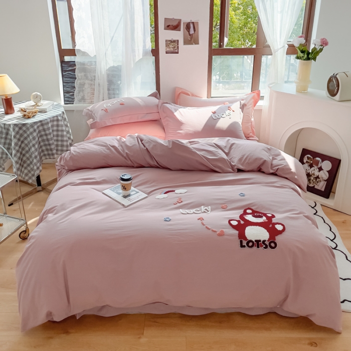 91家纺网 家纺一手货源 找家纺 慕尚 2025新款全棉水洗棉毛巾绣四件套 草莓熊-豆沙